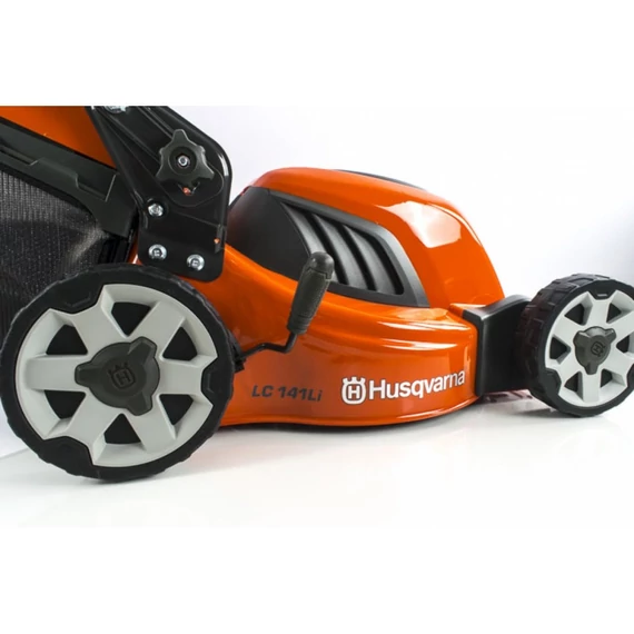 Fűnyíró Akkus Husqvarna LC 141iv 41cm 50l Akku És Töltő Nél