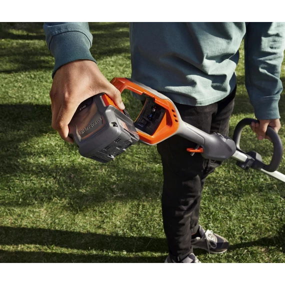 Fűkasza Akkus Husqvarna 215iL Akku+töltő