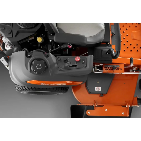 Fűnyírótraktor Zeroturn  Husqvarna Z448 122cm Kawasaki 